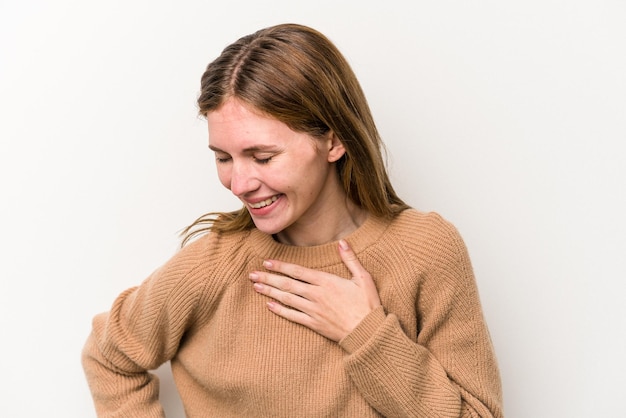 Ridere tenendo le mani sul cuore concetto di felicità