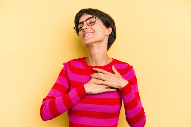 Ridere tenendo le mani sul cuore concetto di felicità