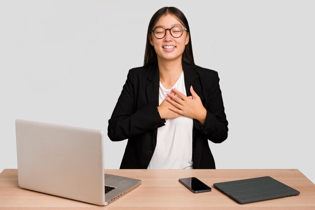 Ridere tenendo le mani sul cuore concetto di felicità