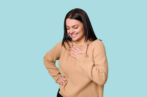 Ridere tenendo le mani sul cuore concetto di felicità