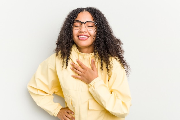 Ridere tenendo le mani sul cuore concetto di felicità