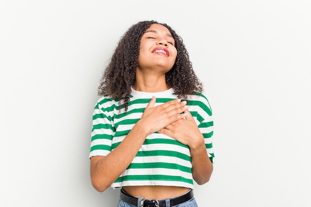 Ridere tenendo le mani sul cuore concetto di felicità