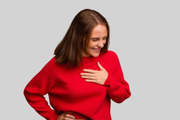 Ridere tenendo le mani sul cuore concetto di felicità