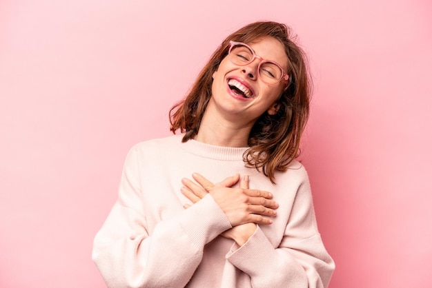 Ridere tenendo le mani sul cuore concetto di felicità