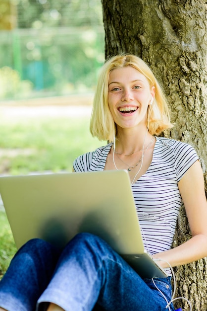 Riduci lo stress sul lavoro. Ambiente naturale rilassante. Vita d'ufficio stressante. Bisogno di vacanza. Lavora senza stress. Concetto di aria fresca. Trova dei modi per alleviare lo stress. Fai un lavoro migliore semplicemente portandolo fuori.