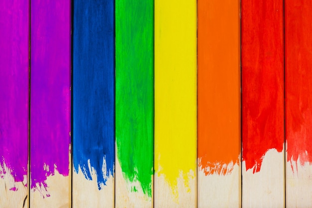 Rifiniture nei colori dell'arcobaleno Bandiera gay di sfondo colorato in legno