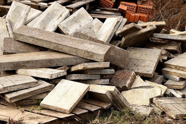 Rifiuti da costruzione Un mucchio di rifiuti da costruzione Rubble e pietre da costruzione Spazzatura abbandonata Spazzature ammucchiate vicino all'edificio Scena stradale Industria del riciclaggio Ecologia Non ecologia