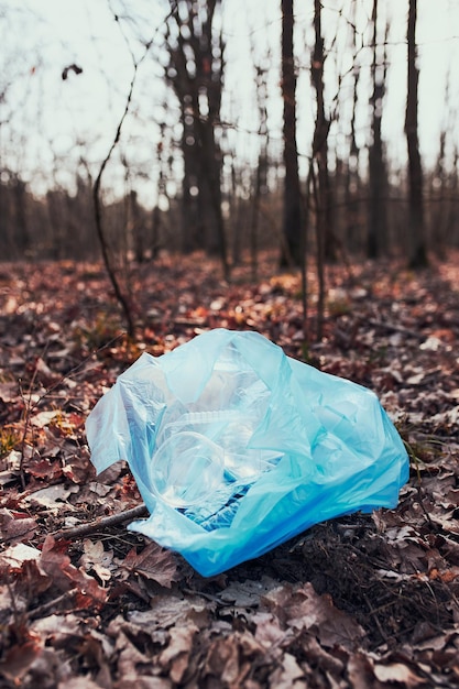 Rifiuti di plastica lasciati nella foresta concetto di inquinamento da plastica e irresponsabilità per l'ambiente