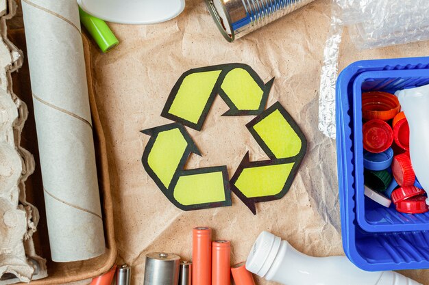 Rifiuti di plastica, lattine di metallo, cartone, batterie e accumulatori con segno di riciclaggio