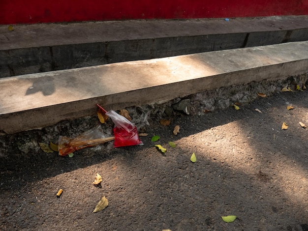 rifiuti di plastica sul lato della strada pieni di liquido rosso