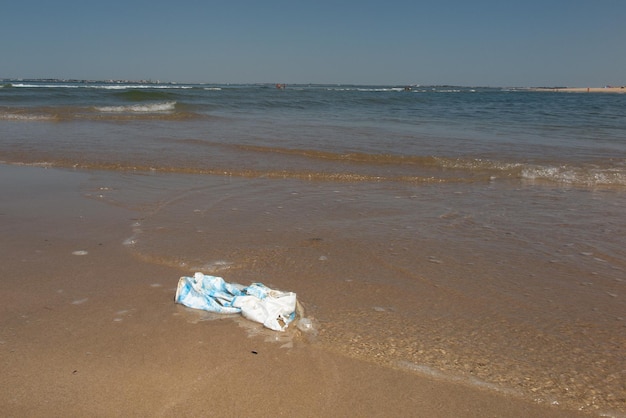 Rifiuti di plastica sulla spiaggia rifiuti di inquinamento sull'acqua di mare di sabbia