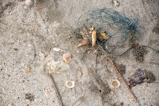 Rifiuti scaricati sulla spiaggia immondizia marina