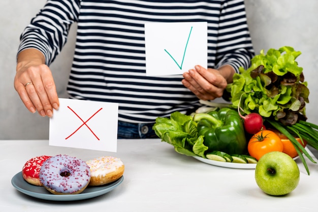 Rifiuto cibo spazzatura ma scelta di cibo sano