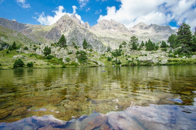 Riflessi d'acqua di montagna, natura pura nei Pirenei dalla Spagna