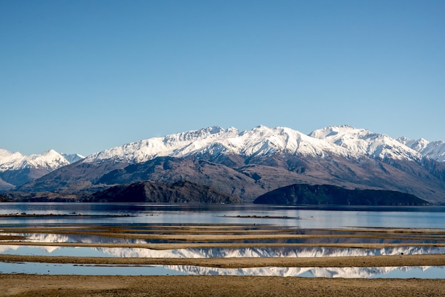 riflessi del lago poco profondo nel lago Wanaka