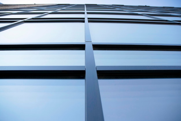 Riflessione astratta delle facciate di vetro della città moderna Dettaglio di un edificio per uffici moderno