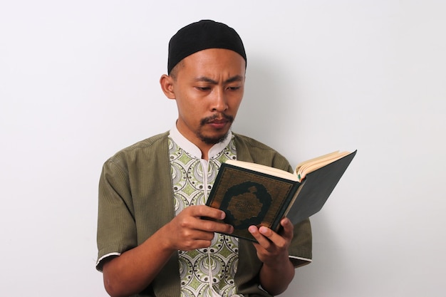 Riflessione coranica uomo musulmano indonesiano tradizione del Ramadan