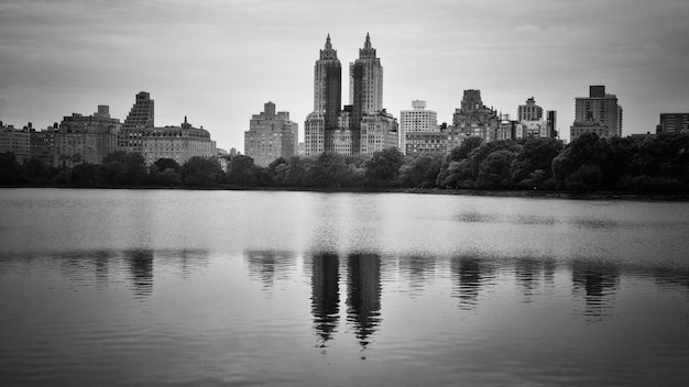 Riflessione degli edifici di Lake Central Park New York City
