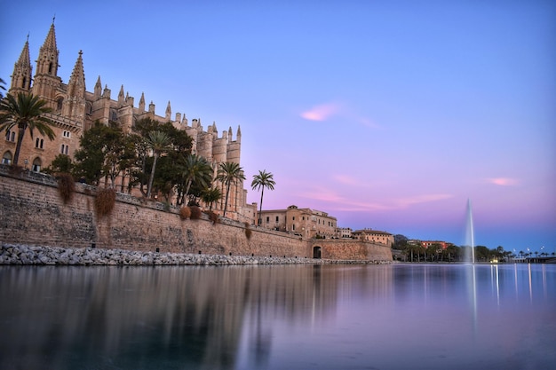 Riflessione degli edifici nel lago