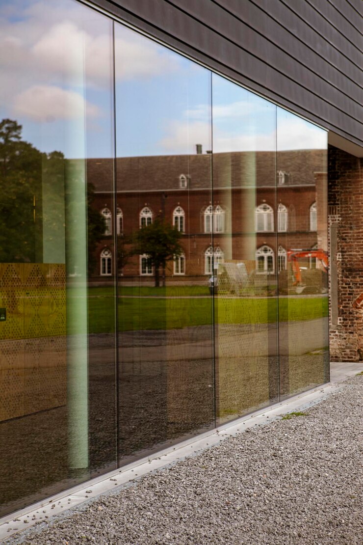 Foto riflessione degli edifici nell'acqua