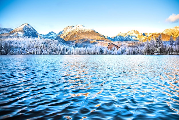 Riflessione del lago di montagna in Alti Tatra Slovacchia Strbske Pleso in inverno