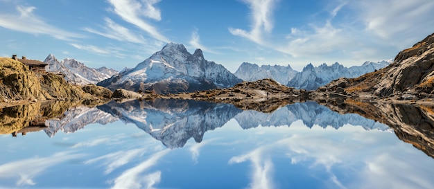 Riflessione del Mont Blanc sul lago in alta montagna nelle Alpi francesi, Chamonix.