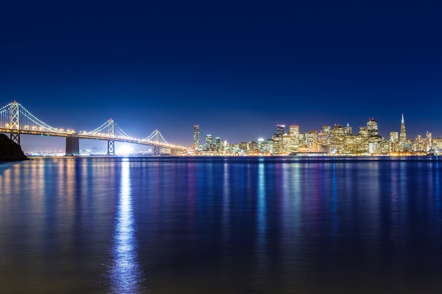 Riflessione dell&#39;acqua della baia di California dell&#39;orizzonte di tramonto di San Francisco