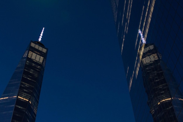 Riflessione dell'edificio del One World Trade Center sulla facciata di un altro edificio vicino di notte