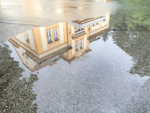 Riflessione dell'edificio nella pozzanghera