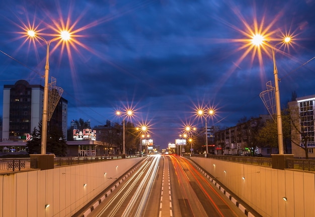 Riflessione della città di notte sul fiume