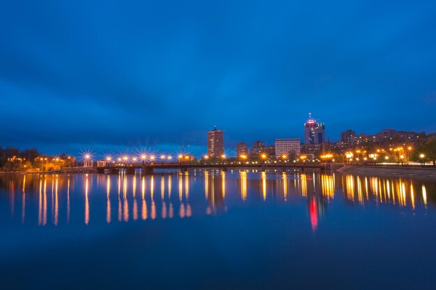 Riflessione della città di notte sul fiume