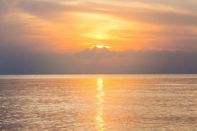 Riflessione della luce del sole sul mare, alba nel mare