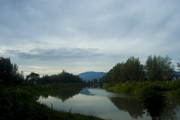 Riflessione della montagna nel fiume