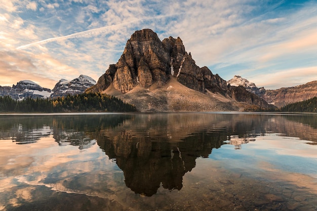 Riflessione della montagna rocciosa sul lago ceruleo nel parco provinciale di Assiniboine, Canada
