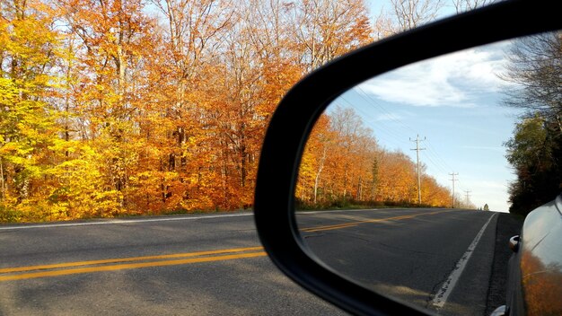 Riflessione della strada nello specchio laterale dell'automobile