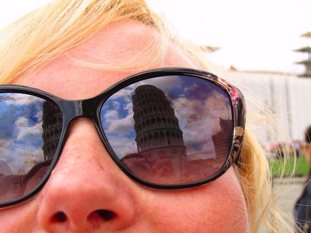 Riflessione della Torre di Pisa su occhiali da sole da donna