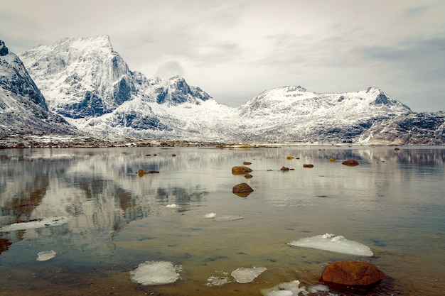 Riflessione delle montagne nel lago