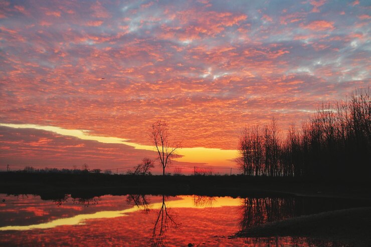 Foto riflessione delle nuvole nel lago durante il tramonto