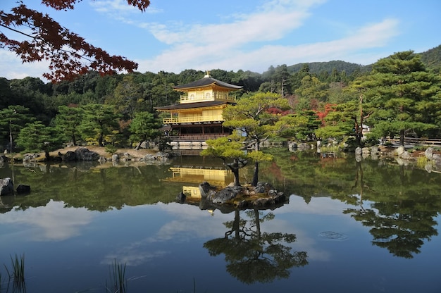 Riflessione dello stagno e padiglione dorato giapponese Kinkakuji nell'autunno di Kyoto in Giappone