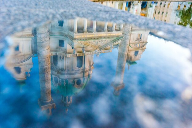 Riflessione nell'acqua Chiesa di San Carlo a Vienna, Austria.