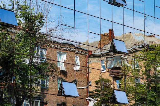 Riflessione nelle finestre a specchio dell'edificio per uffici della via della città