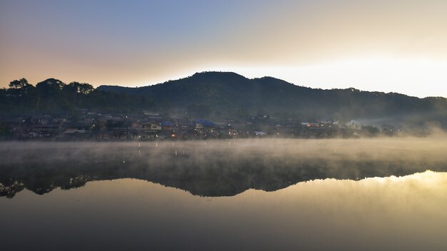 riflessione panorama foto del villaggio tra le montagne con nebbia a morining