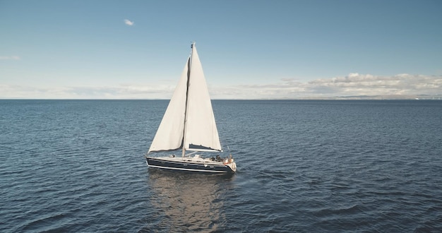 Riflessione solare a rallentatore su uno yacht sulla baia dell'oceano gara di regata di vela aerea su una barca di lusso a