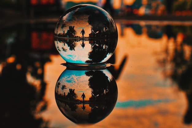 Riflessione sulla sfera di cristallo durante il tramonto