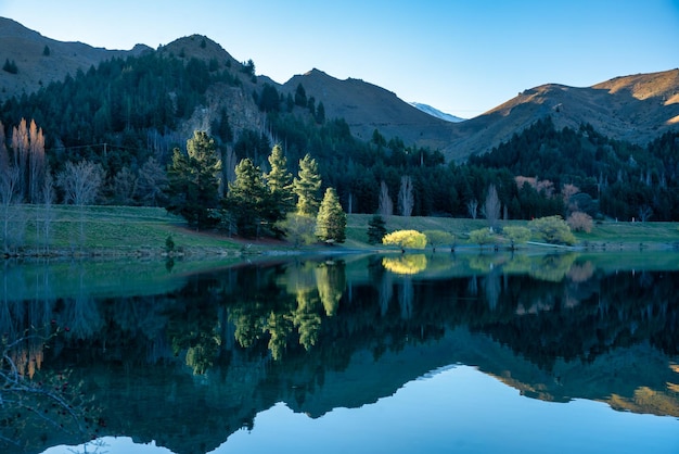 Riflessioni alla centrale elettrica del lago Benmore