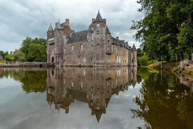 Riflessioni del castello medievale Trecesson nel lago, comune di CampÃƒÂƒÃ‚Â©nÃƒÂƒÃ‚Â©ac nel dipartimento di Morbihan, vicino alla foresta di Broceliande.