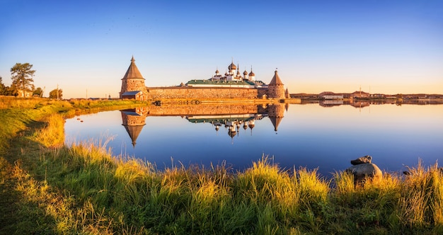 Riflessioni speculari del monastero di Solovetsky nelle calme acque del Lago Santo