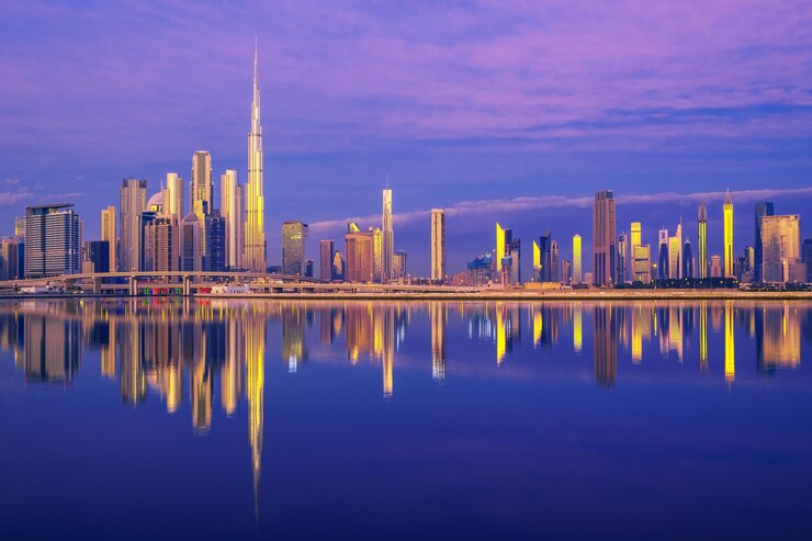 Foto riflesso degli edifici nel lago contro il cielo blu