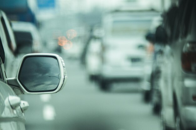 Riflesso del cielo sullo specchio laterale dell'auto