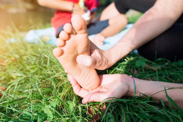 Riflessologia del piede di un bambino